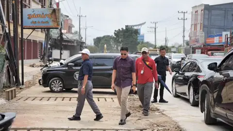 PERADABAN TATA KOTA - Wali Kota Samarinda, Andi Harun meninjau lokasi pembangunan drainase di jalan PM Noor, Sabtu (30/9/2023). Orang nomor satu Samarinda itu menangani masalah air PDAM yang tak mengalir di beberapa kawasan. Ia melakukan peninjauan lapangan pipa Perumdam Tirta Kencana di Jalan PM. Noor Samarinda. #Samarinda #PerabadanKotaSamarinda #SamarindaBeradab #samarindakotaperadaban #samarindakotapusatperadaban #pemkotsamarinda #walikotasamarinda #andiharunwalikotasamarinda #andiharun #peradabantatakota #drainase #drainasesamarinda #perumdamtirtakencana #pmnoorsamarinda #viral #fypシ #fyp #foryou 