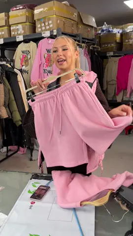 Can’t miss the sweetshirt and shorts tracksuit to lounge around, we got so many colours #tiktokmademebuyit #outfitideas #TikTokFashion #autumnfashion #winterfashiontrends #winterlooks #loungewear #tracksuit #2piece #2pieceset 