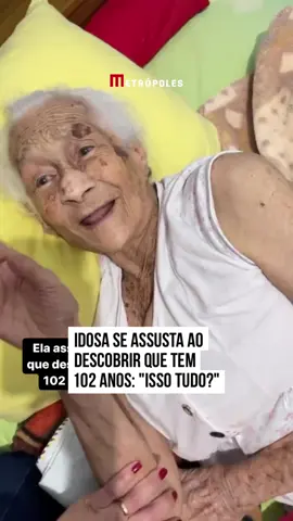 🥰🥹 Ownt! Um vídeo que viralizou na web deixou o coração dos internautas quentinho. Uma idosa foi perguntada sobre sua idade e não soube responder. Então, a mulher que está gravando revelou que ela tem 102 anos, deixando a senhora assustada. 