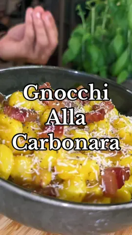 Ce soir c’est Gnocchi alla Carbonara, sans crème fraiche comme a Rome, j’espère que tu es prêt a prendre 20kg Cumpa, Buon Appetito 😜🇮🇹 📌 Retrouvez tous ces bons produits frais chez “L’Epicerie Italienne” 9 Rue Aubernon, 06600 Antibes.  Ingrédients : 2 personnes • 500g Gnocchis Frais • 200g Guanciale • 100g Pecorino Romano • 4 Oeufs • Poivre Noir  #carbonara #pasta #fyp #recette #gnocchi #tiktokfood #guanciale #pecorino #CapCut #apprendresurtiktok #cuisinetiktok #fastgoodcuisine #ref #voix #carbonaraday #recettecarbonara #asmr #foodporn #cesoir #facile #rapide #foodporn #🇮🇹 #creme #stopharcelementsurlesspaghetti #viralvideo #viraltiktok #italianfood 
