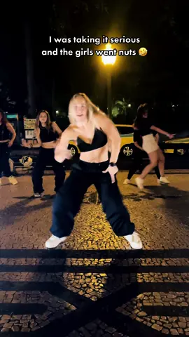What on earth is happening there 🤣🤣 thanks girls for being my live background 😆 DC: me ✨ ❤️@Alex @💆🏼‍♀️ @nadia4move 📸 @Patty  Love your energies ❤️‍🔥❤️‍🔥❤️‍🔥  Angels in Tibet or in Madeira’s capital Funchal public streets 😅  #danceinpublic #dance #reactions #angelsintibet #dancechoreography #dancinggirls 