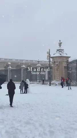 This is how Madrid will look like in a couple of months🤩🇪🇸 via mi_bello_madrid_ via IG #madrid #Itineraries #spain #spain🇪🇸 #madridtravel #madridcity #travel #visitmadrid #christmas #snow #winter 
