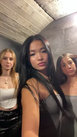 👩🏼👩🏻👩🏽