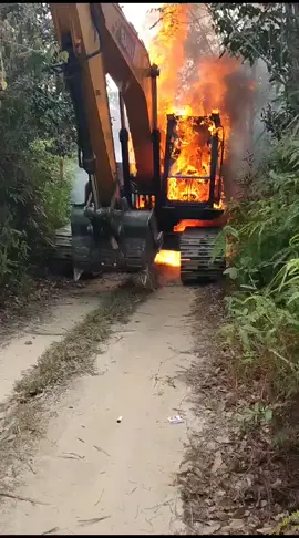 kebakaran exavator SANY 215 Di Kuansing,riau Di akibatkan sampah yg menumpuk di bagian mesin... #operator_excavator  #sany215 