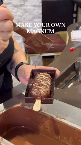 Make your own Magnum in Rome! #magnum #magnumicecream #icecream #italy #italy🇮🇹 #rome #mymagnum #magnumgoldenhour #magnumcookiesandcream #magnumicecream #chocolate 
