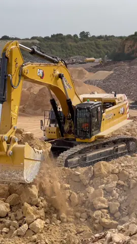 Cat 395 digging natrially fractured rock in a quarry #construction #excavator #dozer #bulldozer #cat395 #heavyequipment #caterpillar #crushingandscreening 