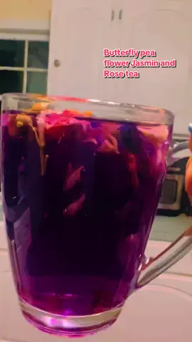 💐Miren lo hermoso que es este 🦋te 😍 cambia de color con limon 💜 Tiene muchos beneficios para la salud.  Lleno de antioxiantes. Diuretico Calma el sistema nervioso y digestivo. Boost producción de colageno. Baja cholesterol, glucosa y mucho mas! #paratiiiiiiiiiiiiiiiiiiiiiiiiiiiiiii #tea #butterflypeaflower #jasmin #rose #fyp #medicinanatural 