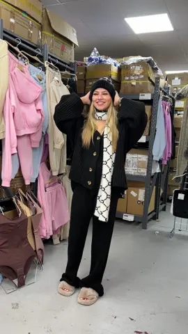 There is no better winter outfit 🤩 #tiktokmademebuyit #outfitideas #TikTokFashion #autumnfashion #winterfashion #winteroutfit #musthave #christmasoutfit #scarfhatset #cardiganset 