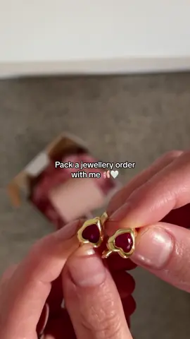 Pack a jewellery order with me! Featuring our 18K Gold plated Mabel huggies ❤️🎀 Shop via the link in our bio! #jewellery #itgirl #matildadjerf #eurosummer #thatgirlaesthetic 
