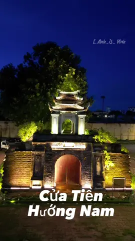 Thành Cổ - TP Vinh . Thành được xây dựng vào triều Nguyễn, đời vua Gia Long. Năm 1802 thành được xây bằng đất.Triều đình vua Gia Long đã huy động 1.000 lính Thanh Hoá, 4.000 lính Nghệ An để xây thành. Đến đời vua Minh Mạng, năm 1831 thành được xây bằng đá ong với quy mô to lớn, kiên cố hơn. Đến thời Tự Đức, khi nâng cấp đã lấy 8.599 phiến đá sò từ Diễn Châu và đá ong từ Nam Đàn, 4.848 cân vôi, 155 cân mật mía, với tổng kinh phí là 3.688 quan tiền - một số tiền khổng lồ lúc bấy giờ để xây dựng. Như vậy là chúng ta có thể thấy được quy mô xây dựng thành và vị thế của thành là rất quan trọng. Thành được xây dựng chính bằng sức của nhân dân, thậm chí là bằng cả máu và nước mắt của nhân dân. Thành có cấu tạo hình lục giác, với diện tích khoảng 420.000m2 , chu vi là 2.520m. bao gồm 2 vòng thành: vòng thành trong và vòng thành ngoài. Cùng với hệ thống Thành cao là hệ thống hào sâu. Hào được đào sát bờ thành để lấy đất  đắp lũy thành và cũng là hệ thống bảo vệ, tăng thêm sự khó khăn khi đối phương tấn công vào thành. Hệ thống hào hàng năm còn được thả sen để lấy hạt cống nạp triều đình.  Thành có 3 cửa ra vào: cửa Tiền, cửa Tả, cửa Hữu. Cửa Tiền: Đây là cửa chính hướng về kinh đô Huế, phía Nam. Đây cũng là cửa vua ngự giá. Nhà vua và các quan quân triều đình đều được nghênh đón tại đây.  Cửa Tả: Cửa này hướng về phía Đông, trên cửa khắc dòng chữ “Tả môn”. Từ năm 1990, khi đường xung quanh được rải nhựa thì công trình này cũng bị lấp đi phần móng.  Cửa Hữu: Cửa này mở hướng Tây#thanh_vinh #nghean #ngheanquechoa #nghean37 #lanhovinh #thanhco #vi #vinh 