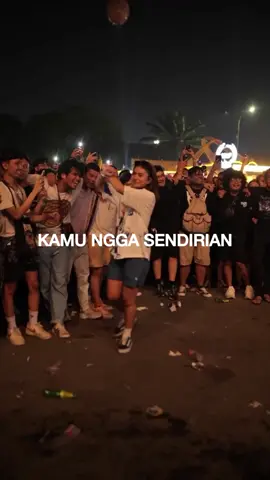 Follow @lirikmusikbaperan __ Lagu @Tipexofficial emang gada obat yakan kak @Sintya Marisca 😅 Song: Tipe-X - Kamu Ngga Sendirian. Source Video: Instagram/ @sintyamarisca . __  #Fyp #Fypシ#MusikIndonesia #LirikLaguIndonesia #LaguIndonesiaViral 