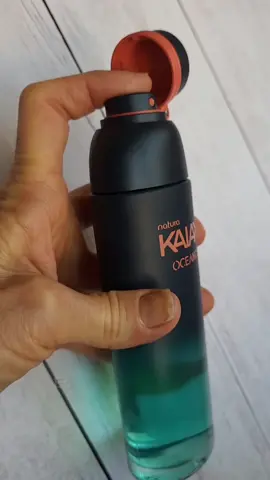 Kaiak Oceano femenino está de vuelta!👏👏 Con nueva presentación, tapa más intuitiva que evita roturas y hecho de elecciones que respetan el Oceano:  ♻️Tapa y cuello de la botella con más de 50% de plástico reciclado extraido de las costas.  ♻️Hasta 30% de vidrio reciclado  🌱100% Alcohol orgánico  Es un floral acuático para el día a día, fresco, afrutado y levemente dulce. Notas de salida: algas marinas, Pataqueira, melocotón  Notas de cuerpo: jazmin sambac, notas acuáticas, ylang-ylang.  Notas de fondo: Almizcle, Cachemira, cedro, sándalo y ambar. Se siente casi unisex, es una fragancia que transmite ligereza, libertad y frescura. #perfumesdenicho #perfumistaexclusiva #perfumesdeautor #perfumerianatura #consultoranatura #lidernatura #consultoranaturadigital #perfumesfrescos #perfumesacuaticos #kaiakoceano🌊 