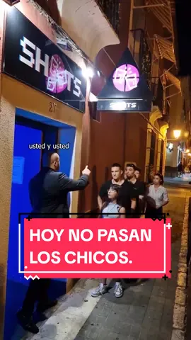 Un seguidor me escribió hace unos días pidiendo que hiciera esta recreación y me preguntó si sabía el motivo por lo que hacen esto en algunas discotecas.  Bien, yo no estoy en la cabeza de los demás porteros, pero creo que en muchas ocasiones, los trabajadores no saben cómo decirle a alguien que no puede pasar y optan por alguna excusa absurda para evitar conflictos directos con aquellos a quienes no quieren permitir el acceso. #elportero #elporterodeltiktok #bouncerpower #foryou #fyp #viral #disco #discoteca #antro #boliche #fiesta 