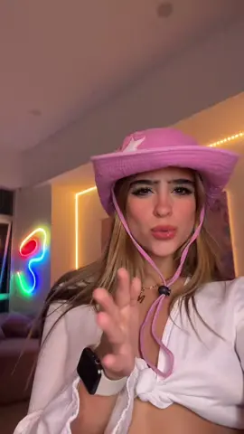 Quien se anima a una reu en mi depa? 🦋😳 #andreamextli #lucesled 