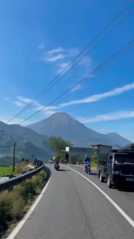 Jam berapa video ini lewat di berandamu gess?? Salah satu jalan yg indah di wonosobo, dengan view alam dan gunung sindoro yg cantik 🌿🍃⛰ 📍Wonosobo, Jawa tengah, Indonesia #dieng #wonosobo #viewalam #vtalam #fyp 