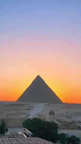 Another sunrise, another new beginning. 🇪🇬 #giza #gizapyramids  #sphinx  #cairo #egypt #visitegypt  #explore #sunrise