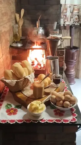 Bom dia!! com muita alegria!! café da roça, fogão a lenha, vamos tomar um cafezinho meu povo lindo? Deus abençoe seu dia. gratidão sempre ❤️ olha aí ó meu povo lindo👉 rejanenatureza #roça #fogãoalenha #familiafeliz #amosimplicidade #gratdão #cafedamanha #anamariabraga 
