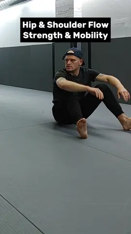 follow for more! . . . . #movementcoach #personaltrainer #mobility #mobilitytraining #shoulderworkout #hipworkout #bodyweighttraining #torontofitness 