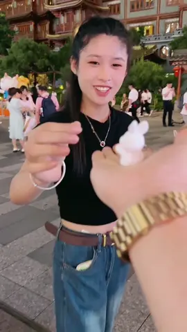 看到这一幕好无助哦，人与人没有信任了，无情冷漠，导致不信任陌生人。#治愈系笑容 #街拍 #碰拳挑战 