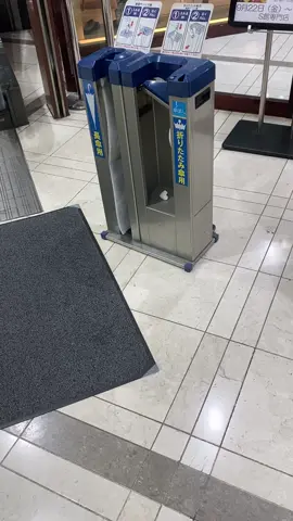 A device that automatically covers a wet umbrella with a plastic bag😄 #japan#rain#Umbrella #Japón#Lluvia#Paraguas #जापान#बारिश#छाता #일본#비#우산 #Japon#Pluie#Parapluie #日本#雨#傘