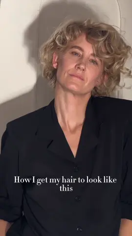 This is how I get my curly hairstyle💫  I shower in the evening, then with towel dried hair I roll it with different sizes of Velcro rollers. I roll the hair on top and front outwards and the rest inwards. Then I go to sleep. Yes, I do sleep with them and yes it’s a bit uncomfortable, but you get used to it! I feel the result is so much better when the rollers can sit for a while, and I don’t really have time for that during the day so..☺️  Then in the morning I take them out and the result is quite curly and voluminous.  The curls falls a bit down or become a bit more loose(you know what I mean😅) during the day, which I prefer as I feel it looks more natural for my style.  I don’t really use any products the first day, maybe just a little bit of hairspray✨ • • #hairinspo #hairstyle #velcrorollers #shorthair #shorthairstyle 