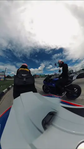 รีบไปกินหนมครก #หนมครก #วัยรุ่นเยอรมัน #s1000rr #yamahar1 