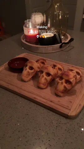 Replying to @marina 🧿 A lot of yall were asking for the recipe so here its is! ✨ PS: If you use the same crust as me i HIGHLY recommend cutting it into 6 instead of 8, After much trial and error i see that the bigger size fills out the mould and looks way better  Follow the instructions on your specific pizza crust to get the best results - if you use the same brand as me then 425 for 15 minutes! Happy halloween 🎃 #halloween #skullpizza #spookyvibes #fallnights #spookyseason #pizzaskulls #pizzaskull #fallactivities #spookybasket #spookyseason #halloween #spookygirlsnight #spookydatenight #halloweenathome #HalloweenTreats #halloweenparty #halloweenactivities #halloweenpizza #halloweenpartyideas #halloweenpartyfood #baripastaandpizza  Skull pizza tutorial  pizza skull pizza recipe  Skull pizza location 