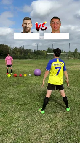 Tu préfères Ronaldo ou Messi ? ⚽️😁 #starfreestyle #sportstiktok #football #ronaldo #messi 