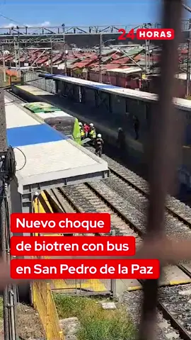 🔴 La tarde de este miércoles se registró un choque entre un biotren y un bus que dejó al menos cinco personas lesionadas, preliminarmente en la comuna de San Pedro de la Paz. 📌En detalle, el accidente se registró en el cruce San José Donoso en cercanías a la estación Cardenal Raúl Silva Henríquez. 📌 Desde la empresa informaron que el siniestro se registró a las 14:17 horas cuando un bus que circulaba en dirección sur (hacia Coronel) ingresó a la vía férrea siendo impactado por el biotren que circulaba en el mismo sentido, a metros de ingresar a la estación Cardenal Raúl Silva Henríquez. 📌 