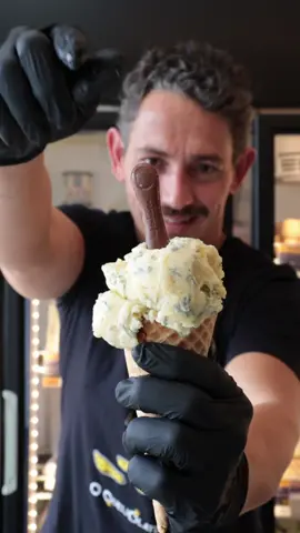 SORVETE DE GORGONZOLA??? 😱 Quase... como aqui somos muito Queijolatras, pegamos a peça inteira de um Gorgonzola Dolce e fizemos o nosso próprio 