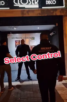A partir de las 4 de la mañana, los problemas aumentan por el consumo de bebidas alcohólicas y otras sustancias. En el vídeo de hoy, he tenido el placer de colaborar con (@SELECT CONTROL ), empresa líder en el sector del control de acceso en Andalucía. Y es que, en muchas ocasiones, nos ayudamos entre compañeros que trabajamos en discotecas cercanas ante situaciones de posible riesgo. #fiesta #boliche #antro #discoteca #disco #viral #fyp #foryou #bouncerpower #elporterodeltiktok #elportero #paratii 