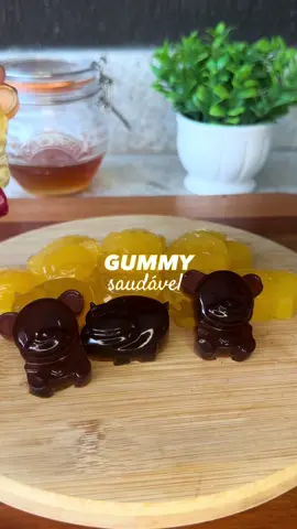 Gummy saudável 🍯 🍇🍊🍋 Meu filho amou em especial a de sabor de limão! Se você gosta dessas “balinhas” você precisa fazer essa receita! INGREDIENTES: — 80 ml de suco integral (só fruta) — Gelatina incolor (1 sachê) - ou 4g de agar agar — 2 colheres de mel (ou o que preferir para adoçar) PREPARO: Apenas junte todos os ingredientes porém a gelatina deve estar já hidratada conforme indicação no pacote: Para dissolver a gelatina - dilua em 5 colheres (sopa) de água filtrada, leve ao microondas por 15 segundos. Depois de misturar todos os ingredientes eu levei tudo por mais 10 segundos no microondas para ficar mais incorporado. Coloque nas forminhas de silicone e deixe na geladeira por duas horas. Pode conservar do lado de fora da geladeira (não derrete!). A textura fica maravilhosa e o sabor perfeito! #gummy #balinhagummy #balasgummy #balagummy #gummysaudavel 