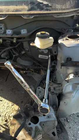 Tool Hacks that’ll Help In A Pinch #carhelp #carhacks #mechanic #automechanic #auto #carguys #carhub #autotech #technician #carhacks #tools #toolhacks #tooltips #fyp 