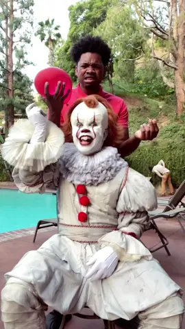 Peep the old man in the back 😂 @TwistedPennywise #halloween #tiktokhalloween #spookyseason 