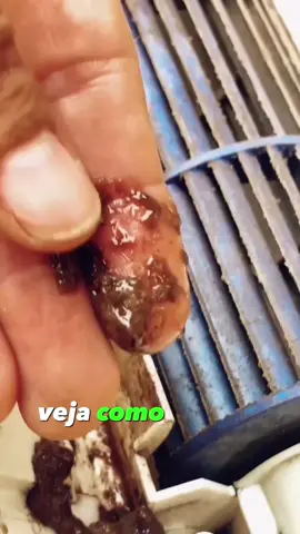 ✨🌬️ Descubra o que se esconde por dentro do seu ar condicionado aparentemente limpo.   A sujeira acumulada pode surpreender você!  Confie na ALFA CLIMATIZAÇÃO para uma limpeza profunda e renove a qualidade do ar em seus espaços.  🏠💨 #LimpezaDeArCondicionado #ArLimpo #QualidadeDoAr
