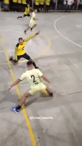 A beleza de jogar futsal 😱⚽🔥 #drible #skills #futsal #dribles #foryou 