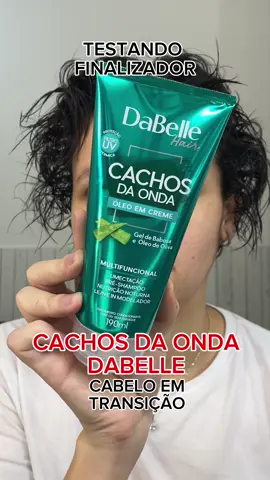 TESTANDO ÓLEO EM CREME MULTIFUNCIONAL CACHOS DA ONDA DABELLE. AMIGAS CONSIDERAÇÕES FINAIS, VALE MUITO A PENA, VOCÊ ENCONTRA ELE POR UMA MÉDIA DE VALOR DE 24,99 a 29,99.  ELE É SUPER NUTRITIVO. TEM BONS ATIVOS NA COMPOSIÇÃO. 💖 @dabelle  #cortequimico #transicaocapilar #cachos3b #cabelodanificado #testandoprodutos 