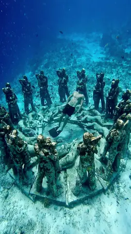 Underwater world🧜🏻‍♂️ . . . . @chanelmuskala 🎥 @baskgilimeno 📍 #diver #snorkeling #scubadiving #freediving #freedive #monument #ocean #indonesia #gilimeno #gilimenoisland #basknest #basknestunderwaterstatues #traveling 