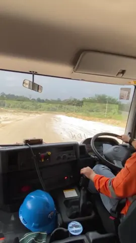 Selain suka di timbang aku juga suka di timang #haulingbatubara #haulingkalimantan #driverhino700 #hauling #tambangbatubara  #anaktambang #drivercantik #tambanghitz #anaktambangtiktok #driverhauling 