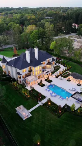 Tag a friend you would share this house with #luxurylifestyle #luxury #realestate #backyard #pool #megamansions 