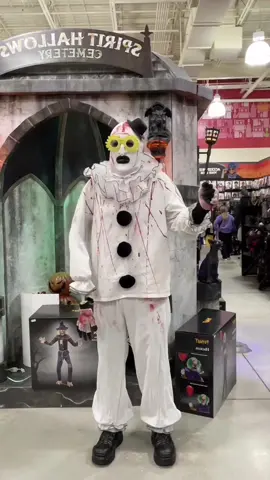 Halloween pranks, store was pretty empty ☹️ but i try to spread love 🫶🫵🎃 in the style of ART 🤡 some people say sharing helps me grow 🤷‍♂️ @INFAMOUS_MITCH  @INFAMOUS_MITCH 