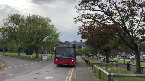 K3 blind change at Esher High School #k3 #k3bus #ukbus #bus #tflbus #redbus #enviro200 #blindchange 