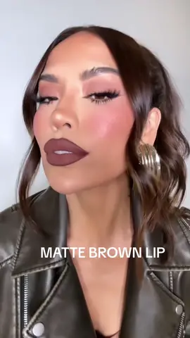 This color thoooo 🍂☕️  Posh locked kiss lipstick @maccosmeticsusa  #brownlipstick #falllipcombo #90slipcombo #brownlipliner 