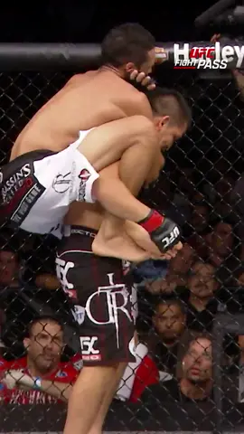 [ 16 dias de finalizações de @charlesdobronxsoficial | #2 ] Em sua segunda luta no UFC, Charles encaixou um mata-leão em Efrain Escudero. Em 21 de outubro, o brasileiro disputa o cinturão peso-leve do UFC no #UFC294! Assista com exclusividade no #UFCFightPass - link na bio 📺📱💻