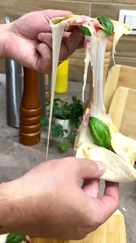 Piadipizza con cornicione ripieno Ingredienti per 4 persone 4 piadine 6-700 g di formaggio morbido o mozzarella 200 g di prosciutto cotto 500 ml di pelati 1 spicchietto d'aglio Sale q.b. 2-3 cucchiai di olio evo Foglie di basilico #carlogaiano #piadipizza #ricette #cucina 