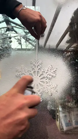 Snow spray ❄️ super fun and an easy way to transform your home into a magical winter wonderland this Christmas 🎅🏼 #worldofchristmas #worldofchristmasuk #christmas #snowspray #snowsprayart #snowsprayartist 