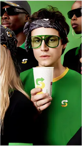 #OOTD de nos Sandwich Artist ! 😎  Nos nouveaux uniformes très stylés fabriqués à partir de bouteilles recyclées arrivent bientôt ♻️