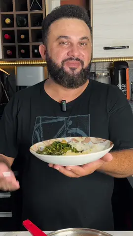 Bora fazer um Pato no tucupi? . 1 de pato destrinchando. 1 litro de tucupi. 2 dentes de alho amassados. 1 cebola picada. 2 pimentinhas de cheiro picadas. Meia colher de colorau. Meia colher de açafrão. 1 maço de jambu. Cebolinha e coentro. Chicória. Alfavaca. Pimenta do reino e sal a gosto. Modo de preparo: Tempere o pato com sal, pimenta do reino, açafrão e colorau e deixe marinar por 1h na geladeira, depois disso, refogue o alho, a cebola, a pimentinha e junte o pato, mexa por uns 5 minutos cubra com água e deixe na pressão por cerca de 30min... Retire da pressão e leve ao forno para dourar e em seguida leve para a panela com o tucupi e deixe ferver por dez minutos, finalize com jambu e cheiro verde. #patonotucupi #pará #belémdopara #ciriodenazare #tucupi #receitas #comidastipicas #jambu 