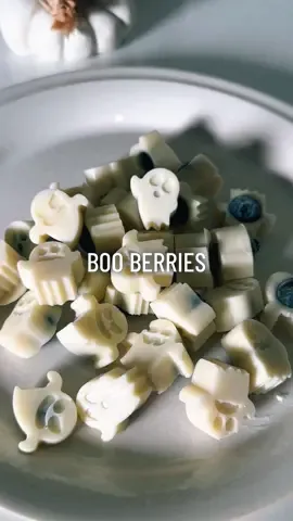 Boo-berries 🥹👻🫐 #asmr #halloween #ghost #blueberries #snack #halloweensnack #spookyseason #spookytreats 