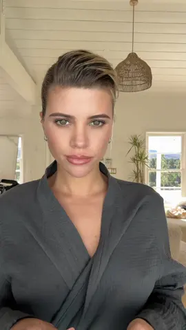 Shoot day touch up 💄